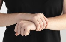 Почему немеют руки и ноги: причины, лечение