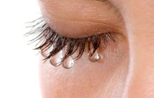 Чому сльозяться очі і як позбутися підвищеної сльозогінності